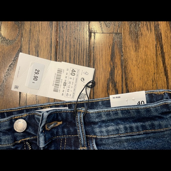 Zara Denim Cheeky/HI-RISE Shorts - Picture 3 of 6